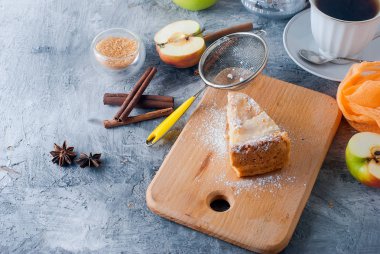 elmalı turta, çay ve bir masada elma