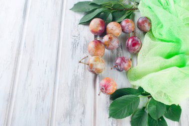 taze Erik ahşap bir masa üzerinde dağınık