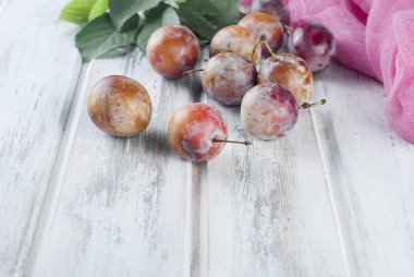 taze Erik ahşap bir masa üzerinde dağınık