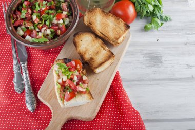 kruton domates ve yeşillik peynirli salata