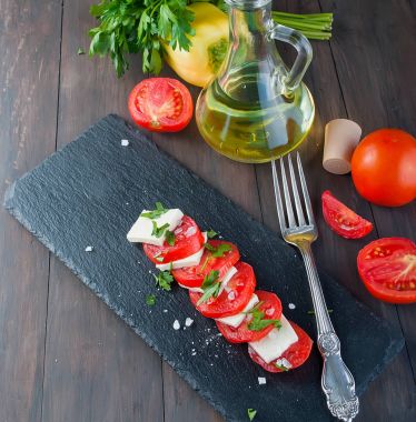 Caprese salatası peynir ve domates.
