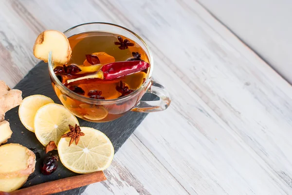 Taza de té con jengibre, limón y azúcar morena —  Fotos de Stock