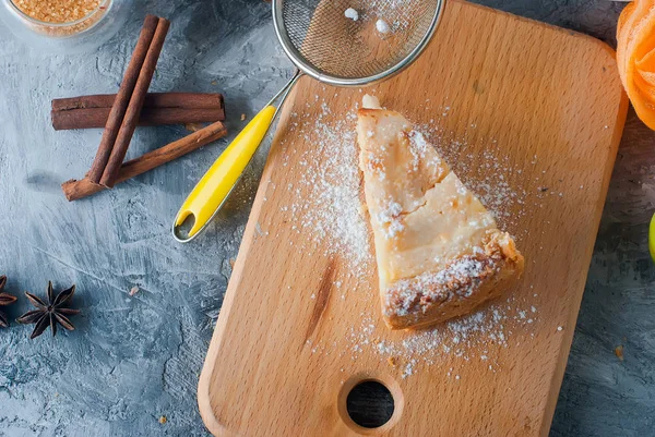 elmalı turta, çay ve bir masada elma