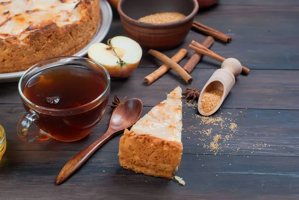 elmalı turta ve ahşap bir tabloda çay