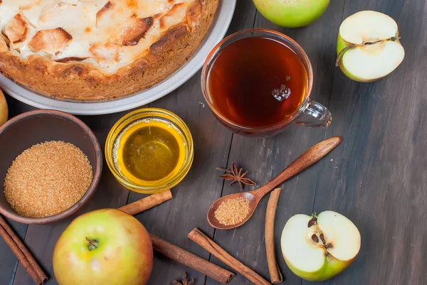 elmalı turta ve ahşap bir tabloda çay