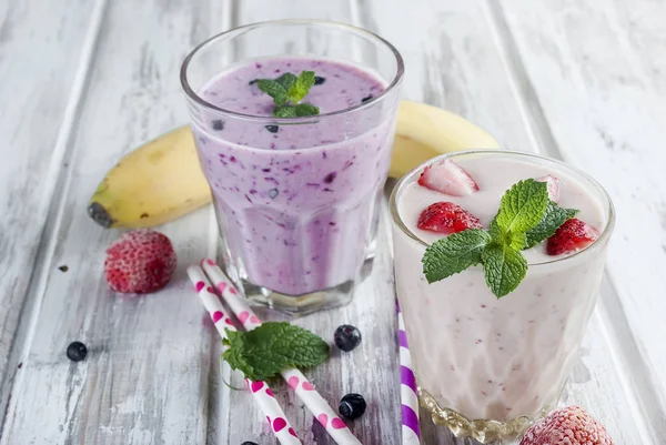 Berry smoothies of strawberries, banana and blueberries in glass — Stock Photo, Image