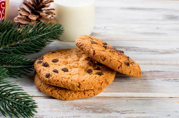 Vaso de leche y galletas con chocolate para Santa —  Fotos de Stock