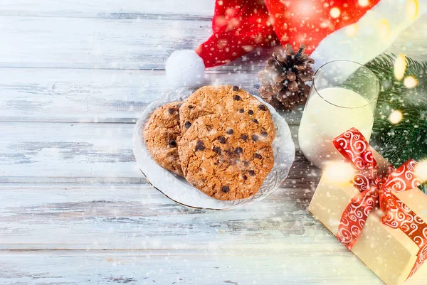 Vaso de leche y galletas con chocolate para Santa —  Fotos de Stock