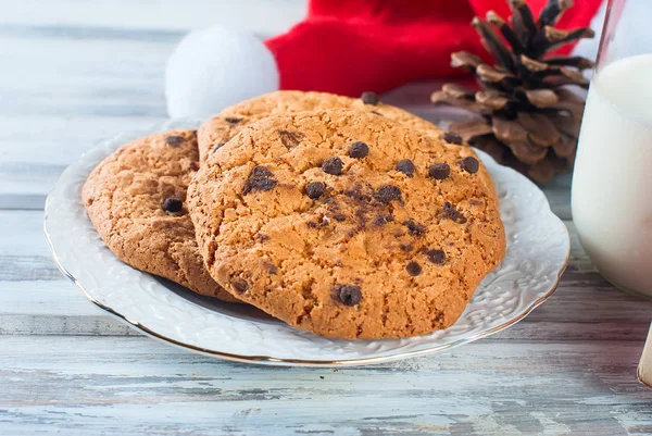 Vaso de leche y galletas con chocolate para Santa —  Fotos de Stock