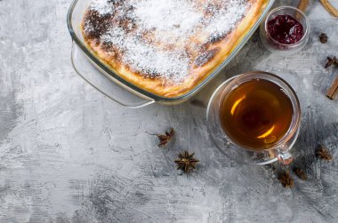 Süzme peynir güveç. Pasta peynir ve çay ile