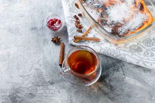 Cottage cheese casserole . Pie with cheese and cup of tea — Stock Photo, Image