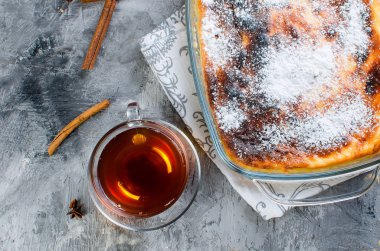 Süzme peynir güveç. Pasta peynir ve çay ile