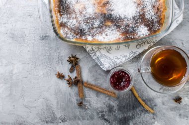Süzme peynir güveç. Pasta peynir ve çay ile