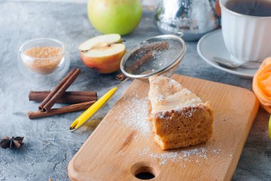 elmalı turta, çay ve bir masada elma