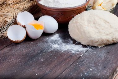 hamur ve eski ahşap masa üzerinde pişirme için malzemeler 