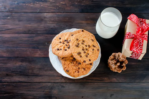 Vaso de leche y galletas con chocolate para Santa —  Fotos de Stock