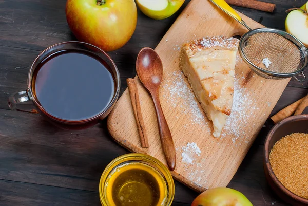 elmalı turta ve ahşap bir tabloda çay