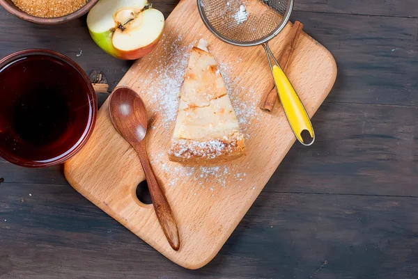 elmalı turta ve ahşap bir tabloda çay