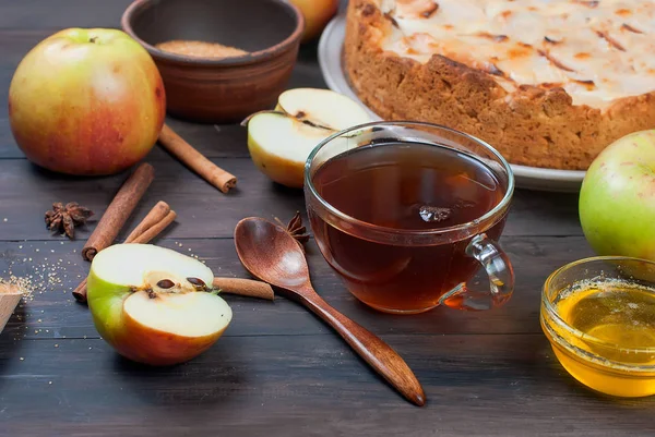 elmalı turta ve ahşap bir tabloda çay