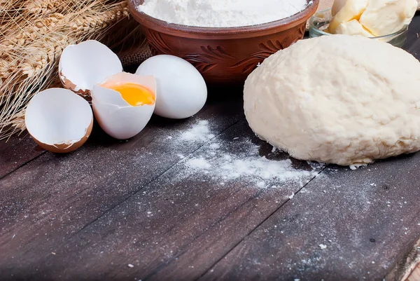 hamur ve eski ahşap masa üzerinde pişirme için malzemeler 