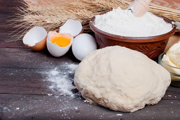 hamur ve eski ahşap masa üzerinde pişirme için malzemeler 