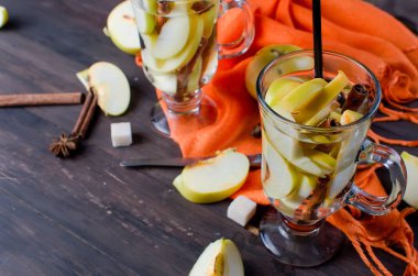 Detoks su elma ve baharat - anason, tarçın ile