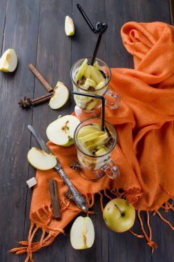 Detoks su elma ve baharat - anason, tarçın ile