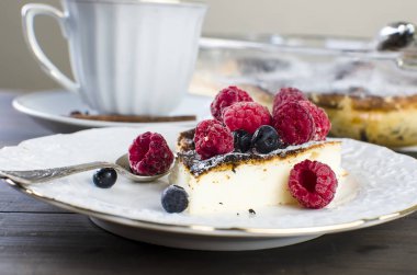 Süzme peynir güveç. Pasta peynir ve çay ile