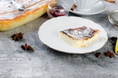 Süzme peynir güveç. Pasta peynir ve çay ile