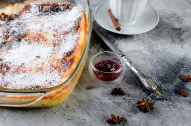 Süzme peynir güveç. Pasta peynir ve çay ile