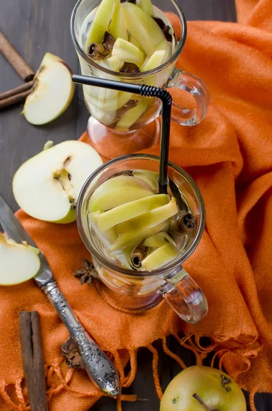 Detoks su elma ve baharat - anason, tarçın ile