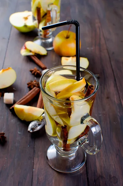 Detoks su elma ve baharat - anason, tarçın ile