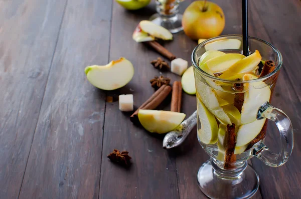 Detox vatten med äpplen och kryddor - anis, kanel — Stockfoto