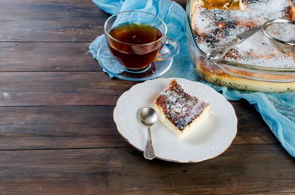Запеканка из творога. Пирог с сыром и чашкой чая — стоковое фото