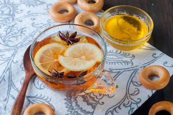 Fincan çay ve simit ahşap bir masa üzerinde.