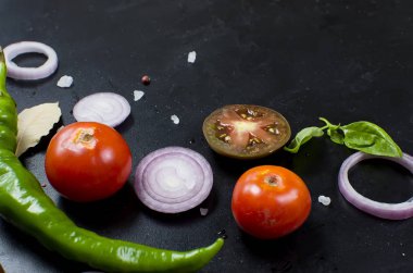 Baharat ve otlar pişirme yemek için-slised domates, soğan, sal