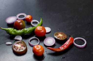 Baharat ve otlar pişirme yemek için-slised domates, soğan, sal