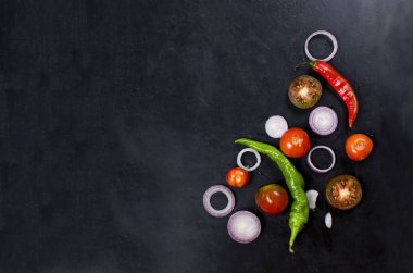 Baharat ve otlar pişirme yemek için-slised domates, soğan, sal