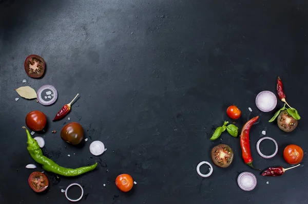 Baharat ve otlar pişirme yemek için-slised domates, soğan, sal