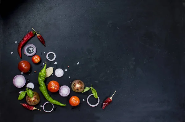 Temperos e ervas para cozinhar o jantar -, tomate escorregado, cebola, sal — Fotografia de Stock