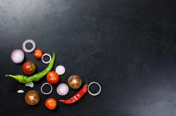 Baharat ve otlar pişirme yemek için-slised domates, soğan, sal