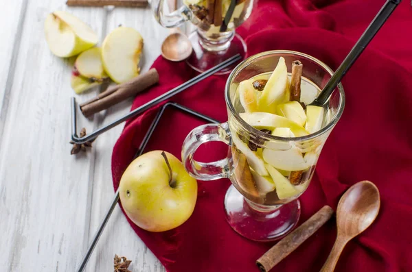 Detox vatten med äpplen och kryddor - anis, kanel — Stockfoto