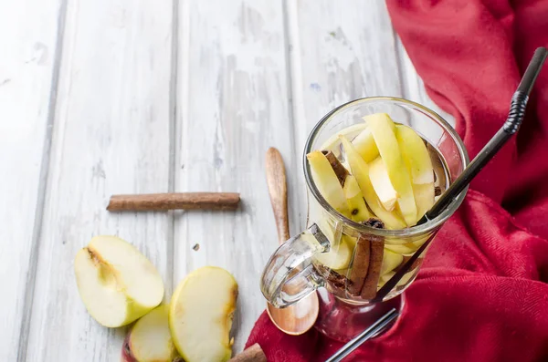 Detox vatten med äpplen och kryddor - anis, kanel — Stockfoto