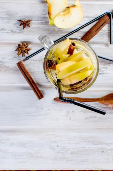 Detoks su elma ve baharat - anason, tarçın ile