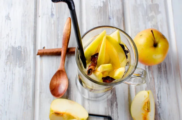 Detox water met appels en specerijen - anijs, kaneel — Stockfoto