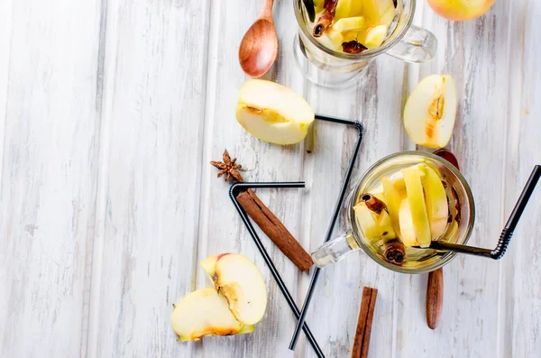 Detoks su elma ve baharat - anason, tarçın ile