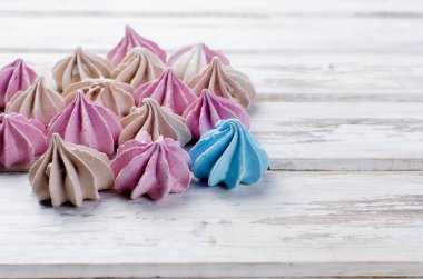 Beyaz ahşap masa portre üzerinde renkli beze