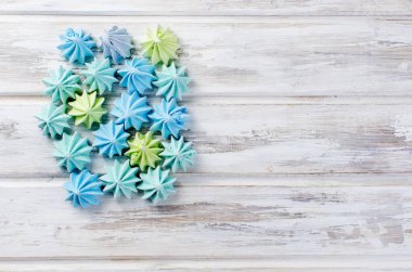 Beyaz ahşap masa portre üzerinde renkli beze