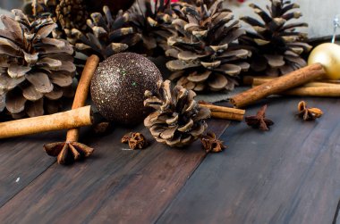 Christmas dalları, toplar, boncuk, koniler, baharatlı Noel backgro