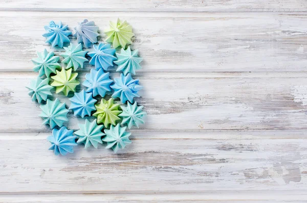 Beyaz ahşap masa portre üzerinde renkli beze